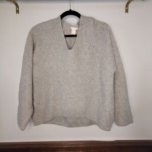 H&M Women's Gray V-Neck Sweater